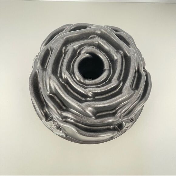 Nordic Ware flower Cake Mold - Picture 1 of 5